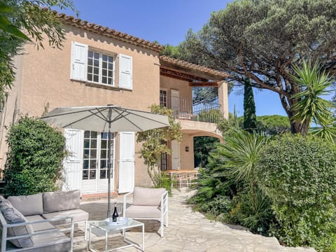 Property building, Garden, Balcony/Terrace, sunbed