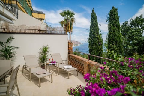 Natural landscape, Balcony/Terrace, Dining area, Mountain view, sunbed