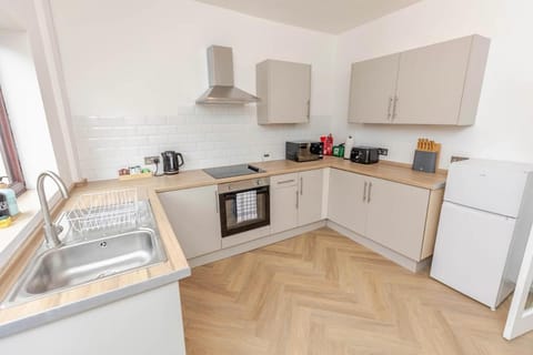 Coffee/tea facilities, Kitchen or kitchenette, oven, stove, toaster