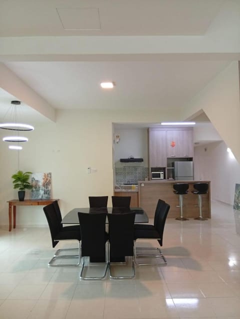 Kitchen or kitchenette, Seating area, Dining area