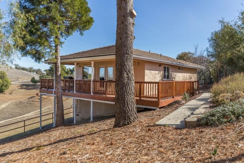 Serendipity Luxury Retreat - Vineyard! Private Hot Tub! Dogs Welcome! House in Atascadero