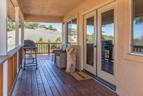 Serendipity Luxury Retreat - Vineyard! Private Hot Tub! Dogs Welcome! House in Atascadero