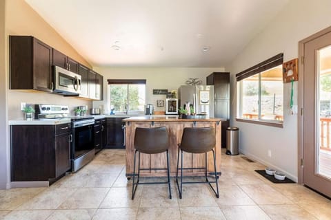 Serendipity Luxury Retreat - Vineyard! Private Hot Tub! Dogs Welcome! House in Atascadero