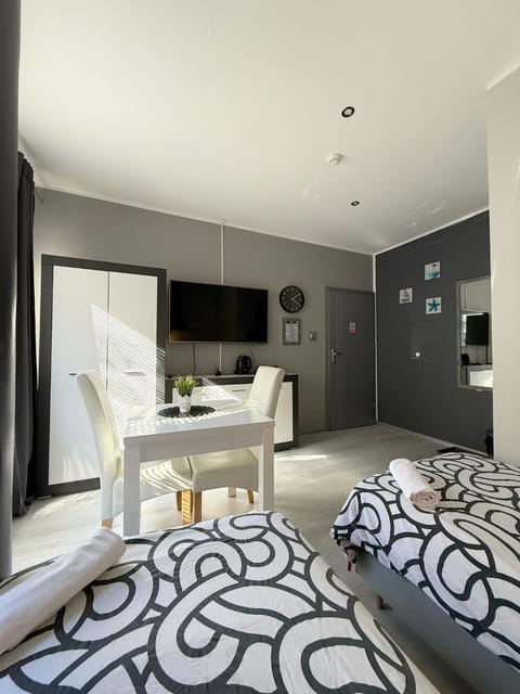 Bed, Photo of the whole room, wardrobe