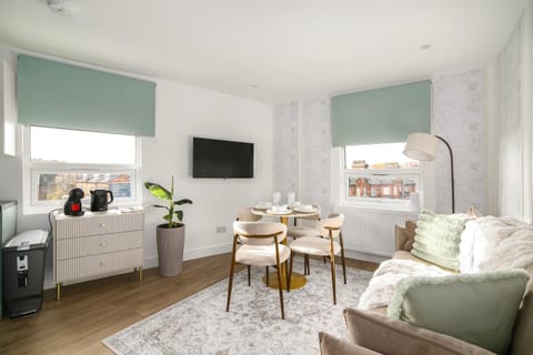 TV and multimedia, Kitchen or kitchenette, Living room, Seating area, Dining area, Evening entertainment, minibar, oven
