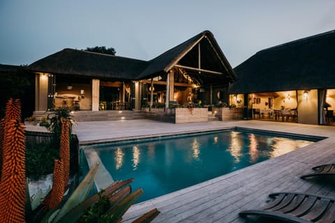 Property building, Patio, Pool view, Swimming pool, Swimming pool, Sunset