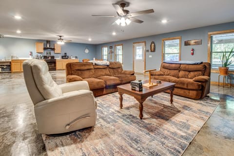 1 Mi to Greers Ferry Lake! Outdoor Adventure Base House in Greers Ferry Lake