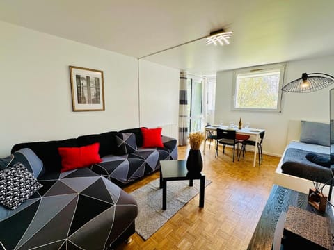 The Urban Stop - Apartment Near Paris & Disney Apartment in Noisy-le-Grand