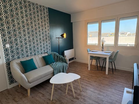 Natural landscape, Living room, Seating area, Dining area, Beach, City view, Quiet street view, heating