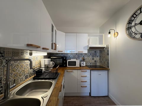 Coffee/tea facilities, microwave, oven, stove, toaster, washing machine