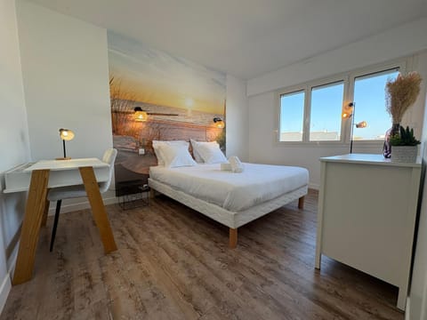 Bed, Photo of the whole room, Seating area, Bedroom, elevator