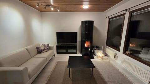 Communal lounge/ TV room, TV and multimedia, Living room, Seating area, Evening entertainment