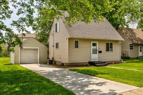 Modern 3BR Getaway-Stylish Ames House in Ames