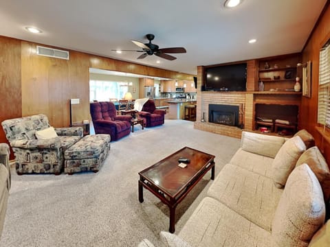 TV and multimedia, Kitchen or kitchenette, Living room, Seating area, fireplace, furniture