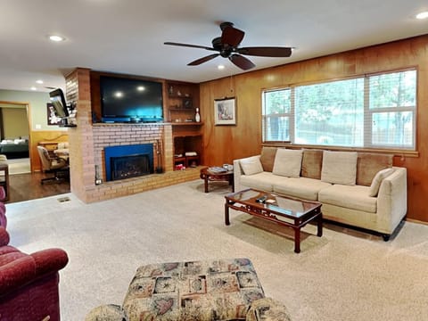 TV and multimedia, Living room, Seating area, fireplace, furniture