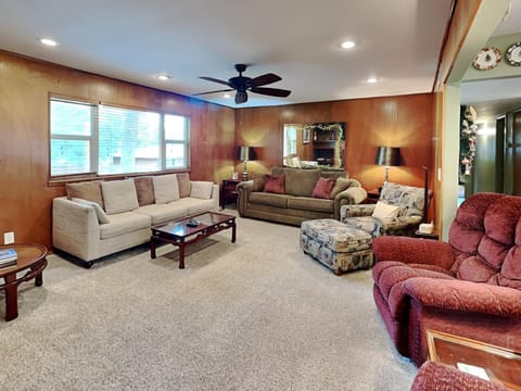 Day, TV and multimedia, Living room, Seating area, furniture