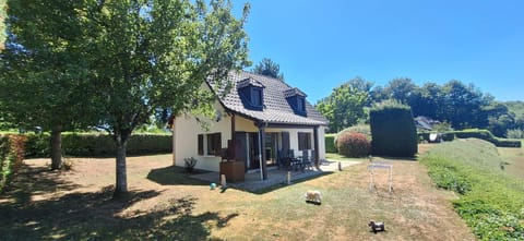 Property building, Spring, Day, Natural landscape, Garden, Garden view