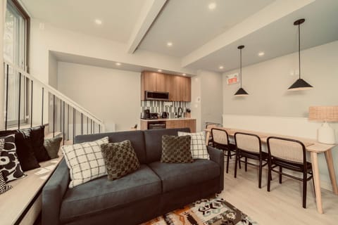 Kitchen or kitchenette, Living room, Seating area, Dining area