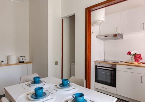 Kitchen or kitchenette, Dining area, stove