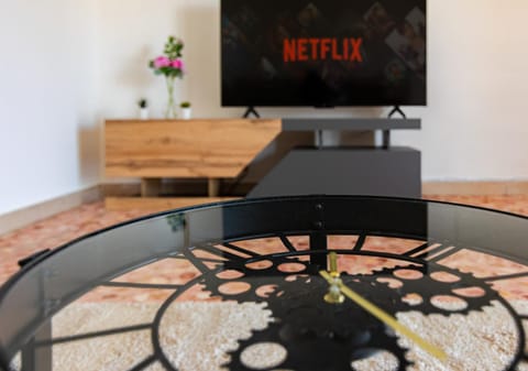 Communal lounge/ TV room, TV and multimedia, Decorative detail, Evening entertainment