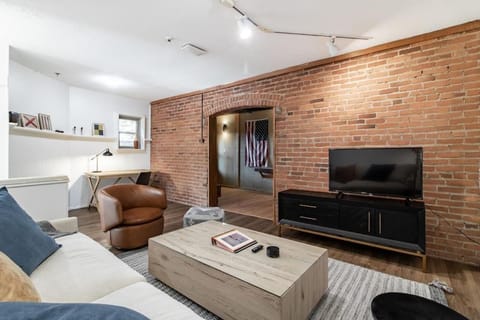 Riverfront Retreat - 2 Units - 3BR - Free Parking Apartment in Ohio City