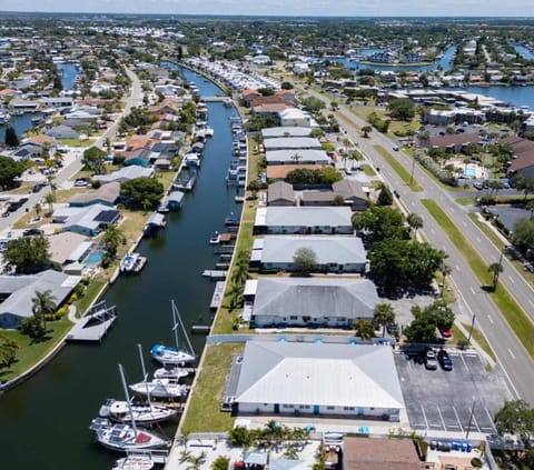 Waterfront-Family & Pet Friendly for 6 House in Apollo Beach