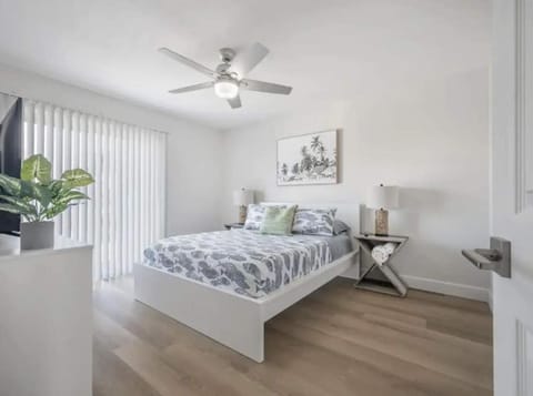 Waterfront-Family & Pet Friendly for 6 House in Apollo Beach