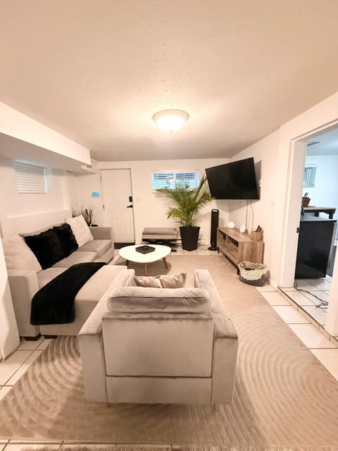 Bed, TV and multimedia, Living room, Seating area