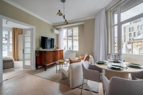 TV and multimedia, Living room, Seating area, Dining area