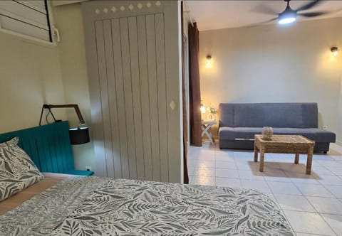 Bed, Photo of the whole room, Seating area