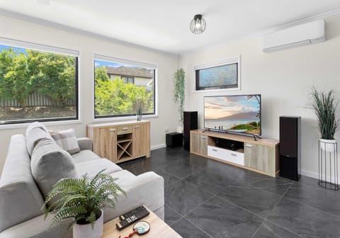 TV and multimedia, Living room, Seating area, air conditioner