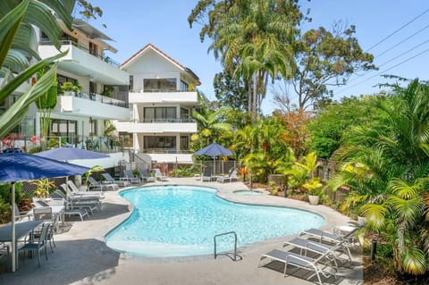 Property building, Swimming pool, Swimming pool, sunbed