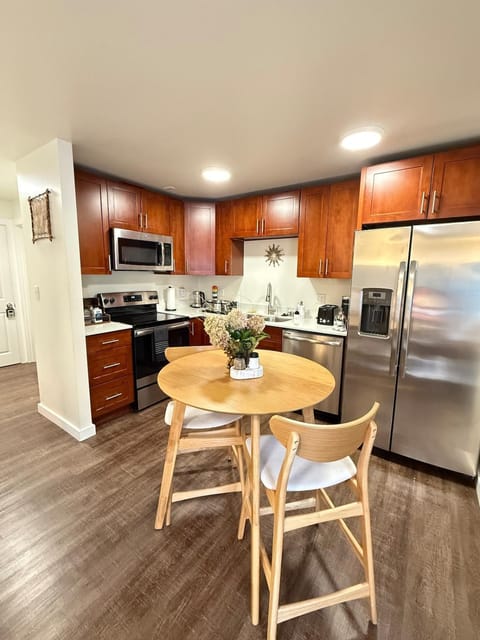 Green lake Retreat Modern Charm & Comfort Apartment in Phinney Ridge