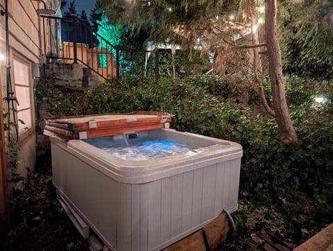 Entire ADU with hottub House in SeaTac