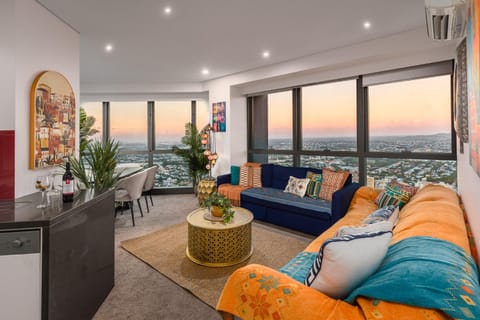 View (from property/room), Kitchen or kitchenette, Living room, Seating area, City view, Landmark view, River view, furniture