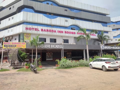 Property building, Day, Street view, Location, Parking