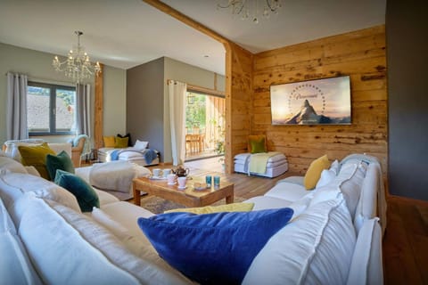 Winter, TV and multimedia, Living room, Seating area, Evening entertainment