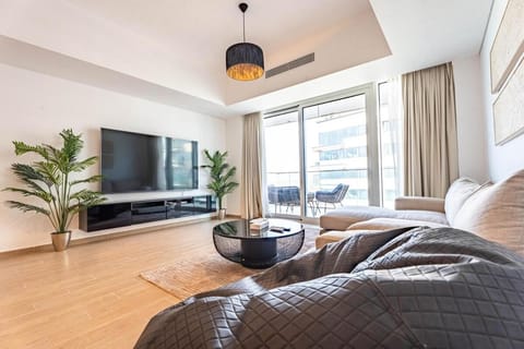 Luxury 2BR Golf View 85" TV Yas Bay Apartment in Abu Dhabi