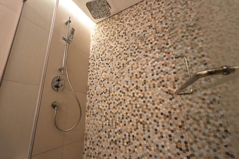 Luxury 2BR Golf View 85" TV Yas Bay Apartment in Abu Dhabi