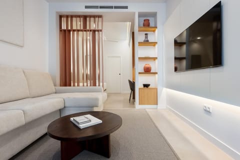 TV and multimedia, Seating area, Bedroom