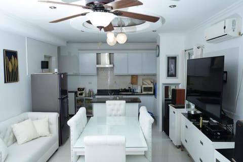 Communal lounge/ TV room, TV and multimedia, Kitchen or kitchenette, Living room, Seating area, Dining area, Evening entertainment, air conditioner