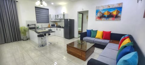 TV and multimedia, Kitchen or kitchenette, Living room, Seating area, Dining area