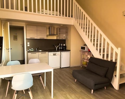 Kitchen or kitchenette, Seating area, Dining area