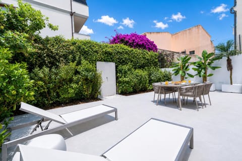 Patio, Day, Garden, Seating area, Garden view, sunbed