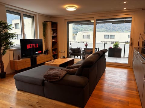 TV and multimedia, Living room, Seating area, Evening entertainment