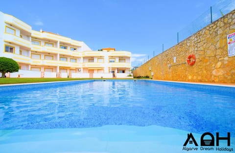 Property building, Day, Pool view, Swimming pool, Swimming pool
