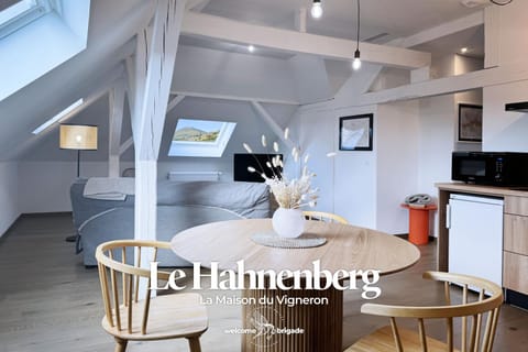 Kitchen or kitchenette, Seating area, Dining area, microwave, stove