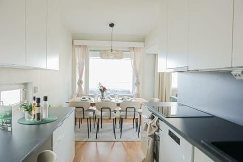 Kitchen or kitchenette, Dining area, stove