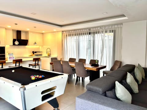 TV and multimedia, Kitchen or kitchenette, Living room, Seating area, Dining area, Evening entertainment