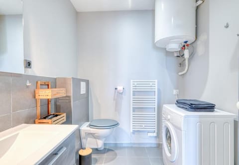 Toilet, Bathroom, towels, washing machine